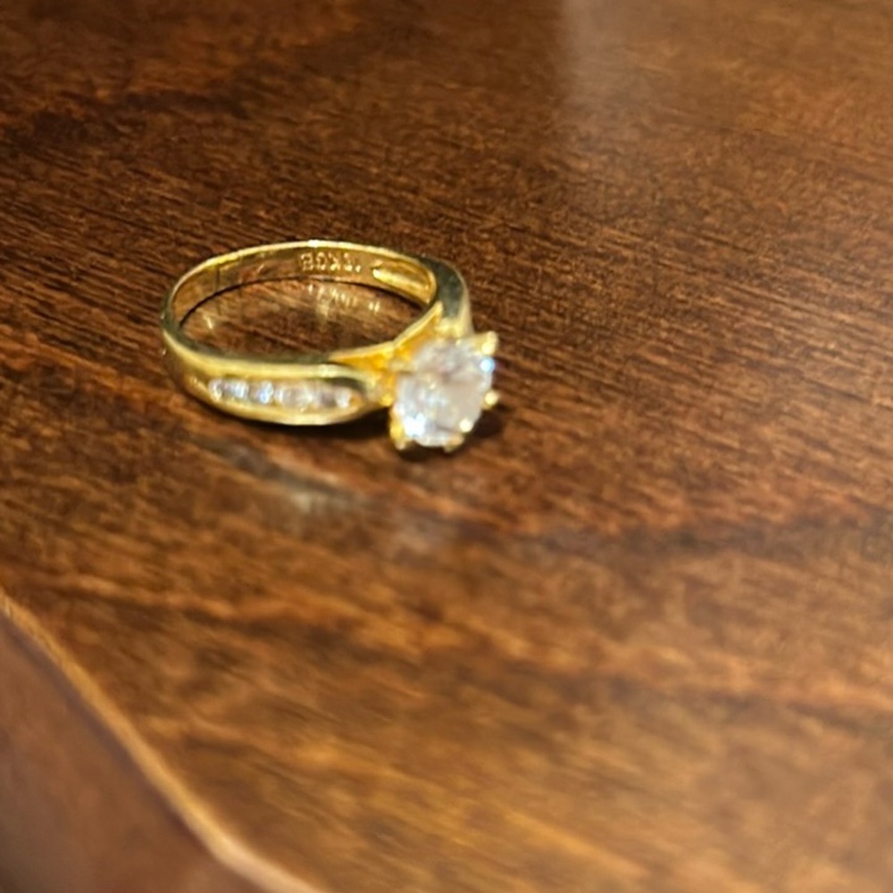 Elegant Gold Ring with side accents-size 6 - Picture 9 of 12